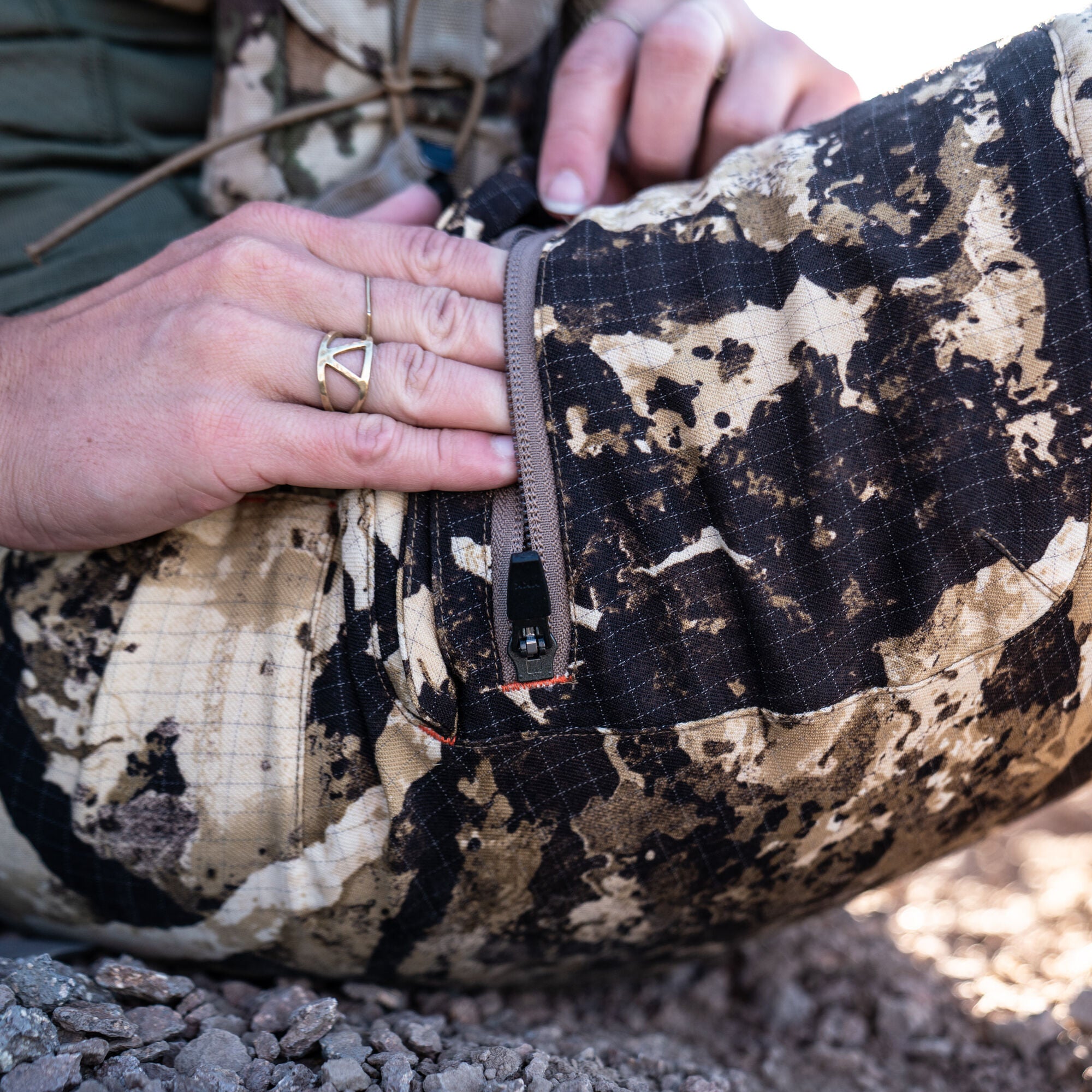 cdn_shop_files_womens-obsidian-pant_global_first-lite-conifer-pocket-open